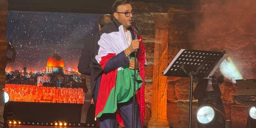 صابر الرباعي يرفع العلم الفلسطيني في حفل تكريمه بالمهرجان العربي للإذاعة والتلفزيون - الكويت الاخباري