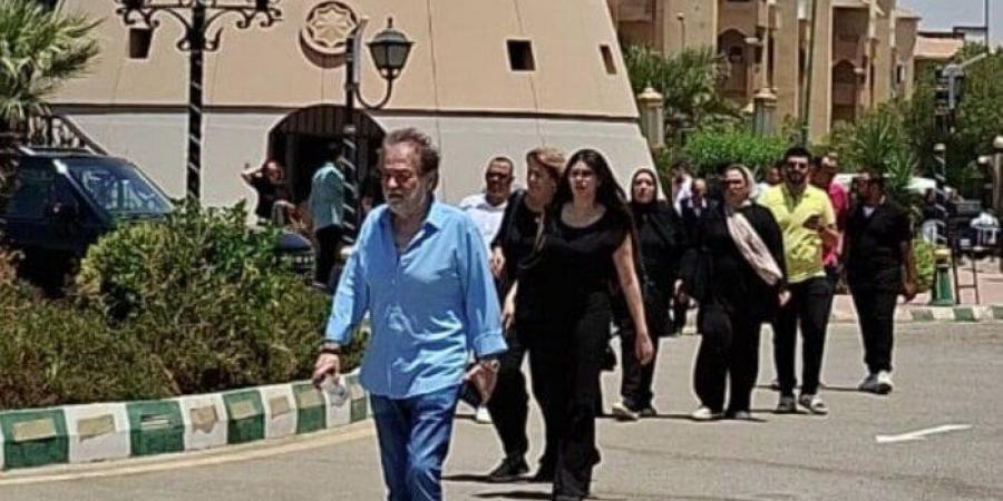 تشييع جثمان الفنان عماد محرم من مسجد الشرطة بالشيخ زايد - الكويت الاخباري
