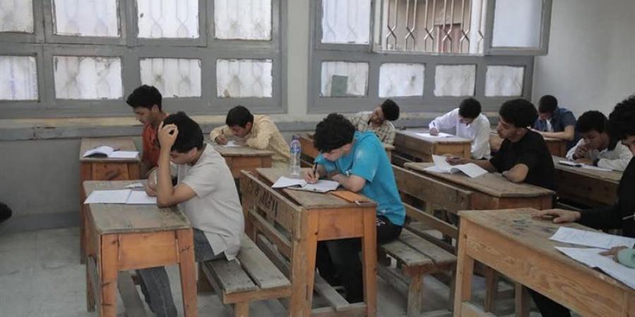 شكاوي من الفيزياء بالثانوية العامة وارتياح طلاب الأدبي بالتاريخ #امتحانات_الثانوية_العامة #الثانوية_العامة_2025 #بوابة_الجمهورية_أون_لاين - الكويت الاخباري