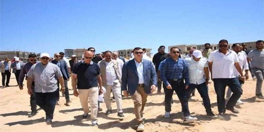 وزير الإسكان يتفقد مشروع بحيرات نيو مارينا والطرق والمداخل بـ ”مارينا الساحل الشمالي” - الكويت الاخباري