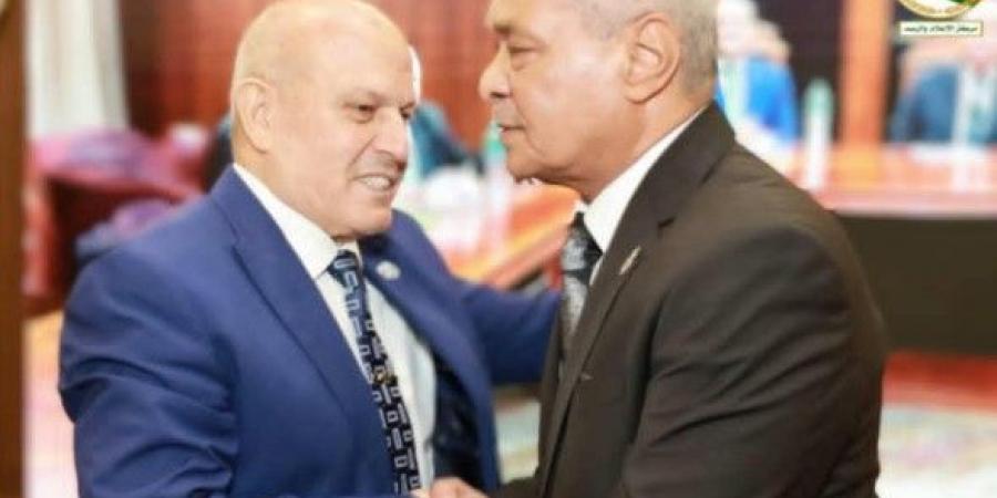 رئيس النيابة الإدارية يهنئ المستشار محمد الشناوي بتعيينه رئيسًا للهيئة - الكويت الاخباري