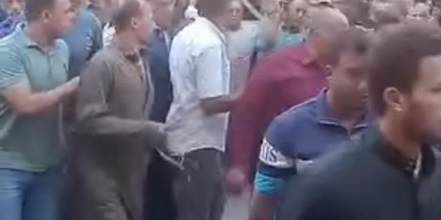 وسط حالة من الحزن.. أهالي ميت كنانة بالقليوبية يشيعون جثمان شهيد الواجب - الكويت الاخباري