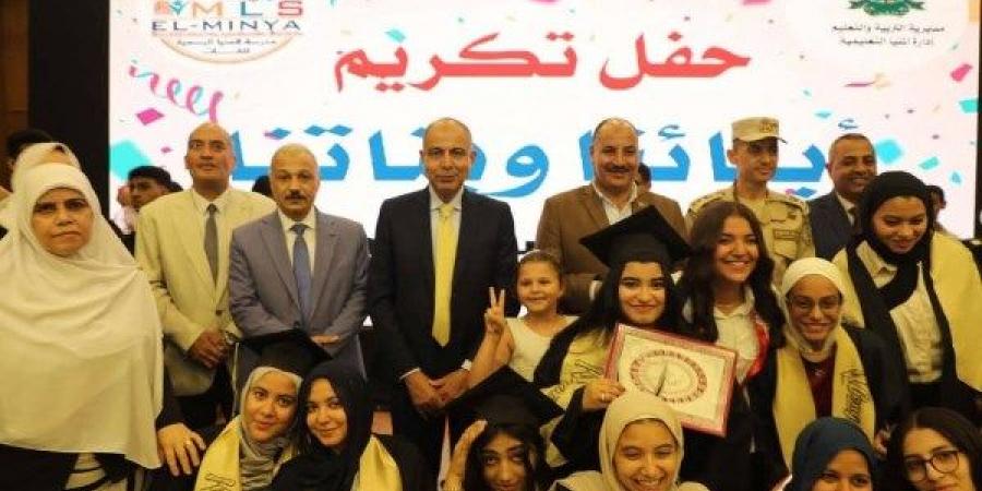 تكريم دفعة جديدة من طلاب المنيا الرسمية للغات بحضور المحافظ والقيادات التعليمية - الكويت الاخباري