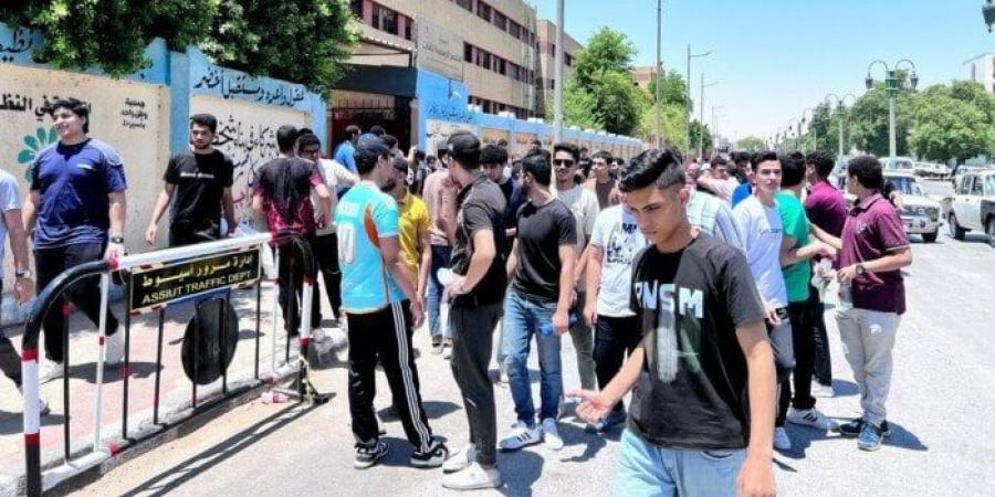 بدء توافد طلاب الثانوية العامة 2025 «النظام القديم» على اللجان الامتحانية - الكويت الاخباري
