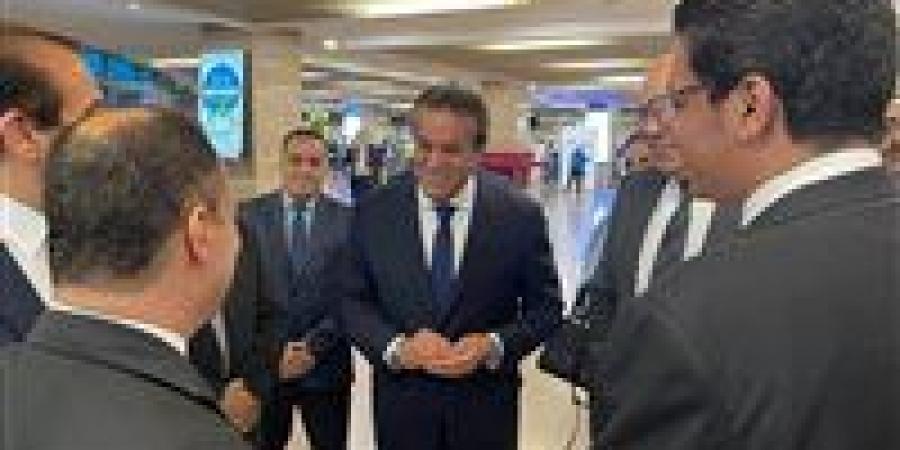 نائب رئيس الوزراء وزير الصحة ووزير الطيران المدني يتفقدان عيادات الحجر الصحي وأجهزة إزالة الرجفان القلبي المستحدثة بمطار القاهرة الدولي - الكويت الاخباري