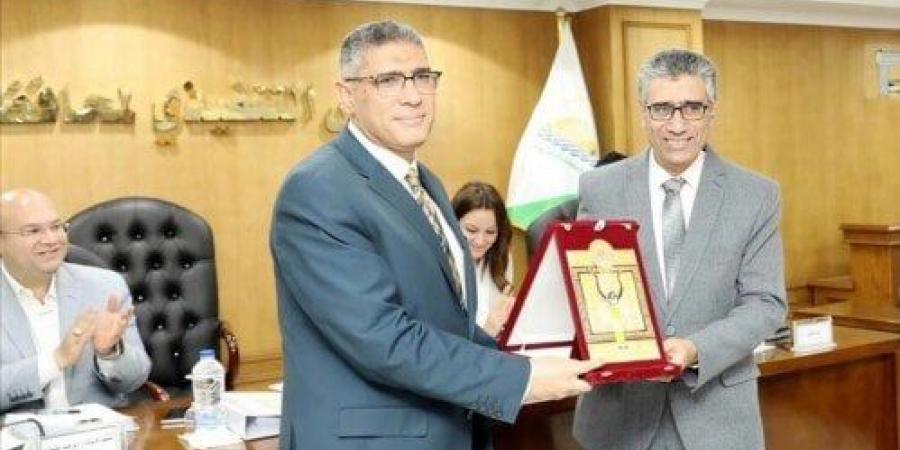 محافظ الجيزة يكرم مدير الطب البيطري لبلوغه سن التقاعد - الكويت الاخباري