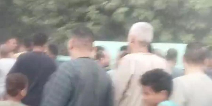 أهالي المنيا يشيعون جثامين الأطفال الثلاثة الذين لقوا مصرعهم على يد والدهم.. شاهد - الكويت الاخباري