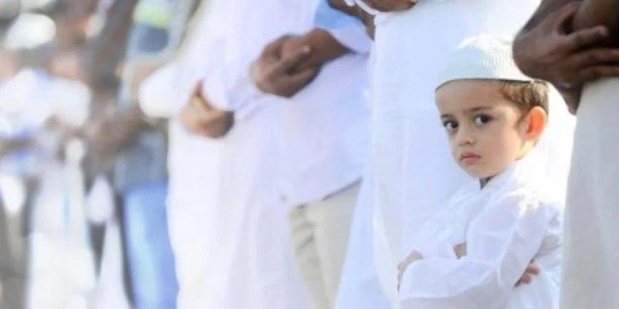 حكم صلاة الصبي المُميِّز في الصف الأول.. الإفتاء تجيب - الكويت الاخباري