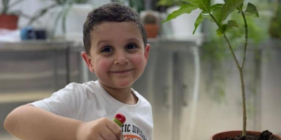 سلطان ناصر شفيق.. يهوى زراعة الأشجار والاهتمام بها. - الكويت الاخباري