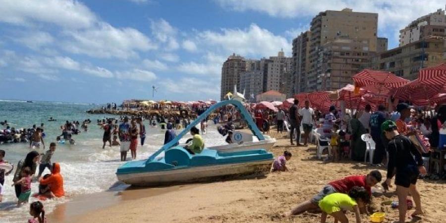 شواطئ الإسكندرية تشهد إقبالًا متزايدًا مع بداية موسم الصيف - الكويت الاخباري