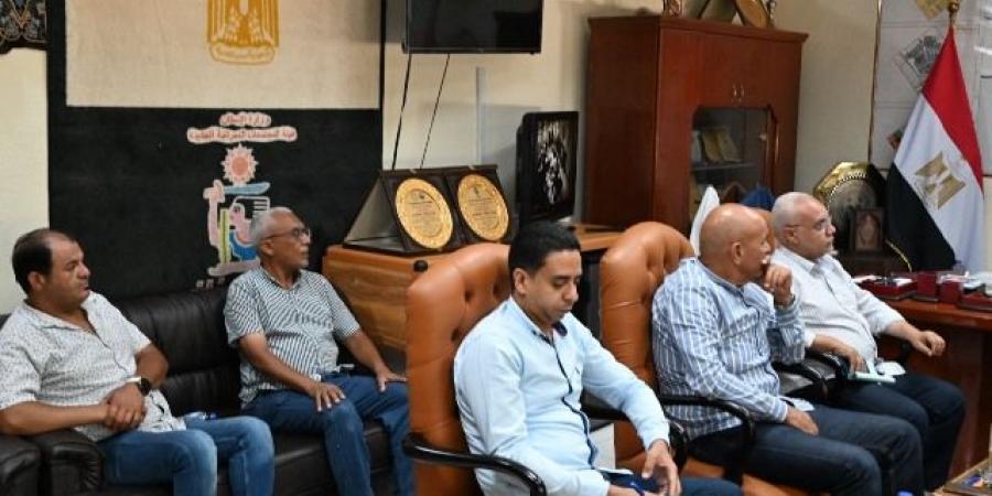 تحذيرات مشددة من رئيس جهاز العاشر فى اجتماعه بقيادات الإدارات.. صور - الكويت الاخباري