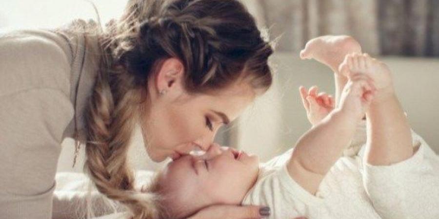 استشارية نفسية: الأمومة غريزة ثابتة.. لكن البيئة الحديثة أرهقت الجميع - الكويت الاخباري