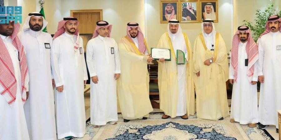 أمير نجران يثمّن جهود فريق عمل كفاءة الطاقة بالإمارة بعد تحقيق نسبة 100% في بطاقة الأداء - الكويت الاخباري