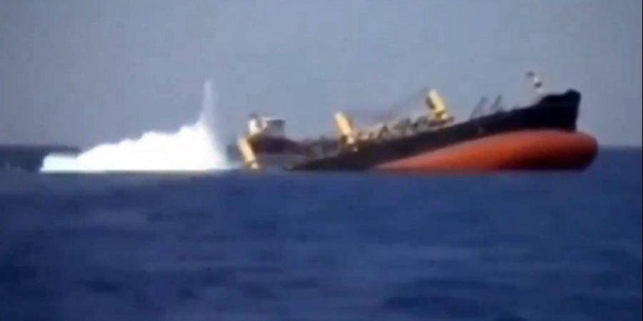 إصابة وفقدان 4 أشخاص في الهجوم الحوثي على سفينة قرب الحديدة - الكويت الاخباري