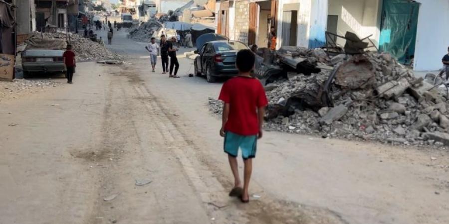 من شدة الجوع.. محمد أكل الرمل بدل الخبز في غزة - الكويت الاخباري