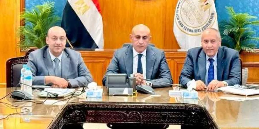 «عبداللطيف» يوجه بتنظيم توزيع كتيبات المفاهيم بامتحانات الثانوية العامة - الكويت الاخباري