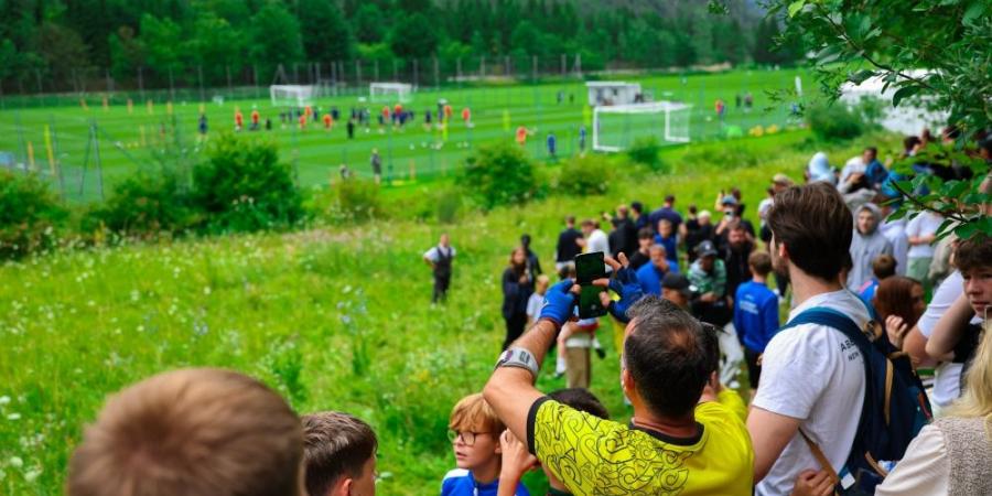 فيديو | في مشهد طريف.. النصر يوزّع الموز على الجمهور في معسكر النمسا - الكويت الاخباري