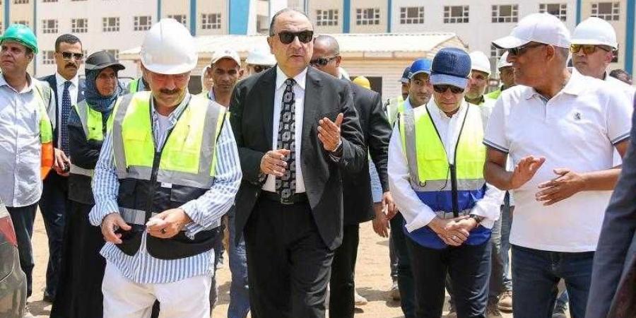 وزير قطاع الأعمال يتفقد مشروع إنشاء مجمع مدارس تنفذه شركة النصر للمقاولات بالجيزة - الكويت الاخباري