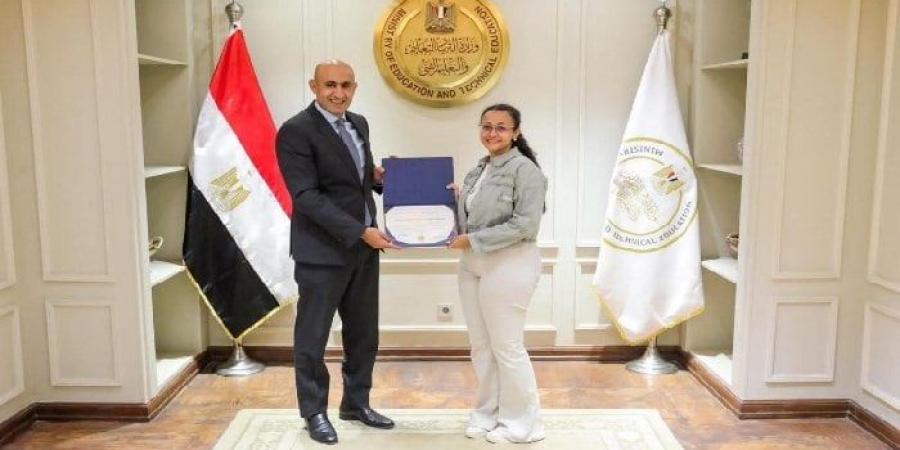 وزير التربية والتعليم يكرم 4 طالبات من مدرسة النيل الدولية بقنا لتفوقهن على مستوى الجمهورية - الكويت الاخباري
