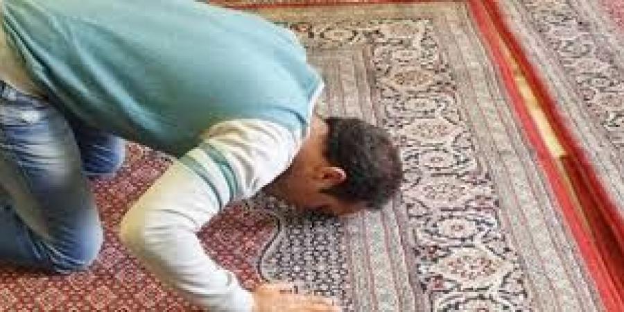 هل الصلاة لمن أخطأ في اتجاه القبلة باطلة؟.. الأزهر يجيب - الكويت الاخباري