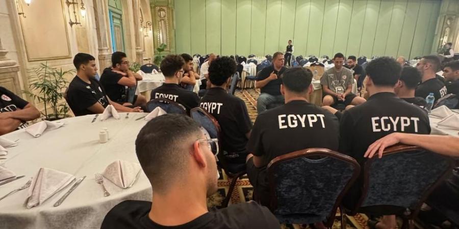 جلسة تحفيزية لـ خالد فتحي مع منتخب ناشئي اليد قبل مواجهة آيسلندا بالمونديال ..صور - الكويت الاخباري