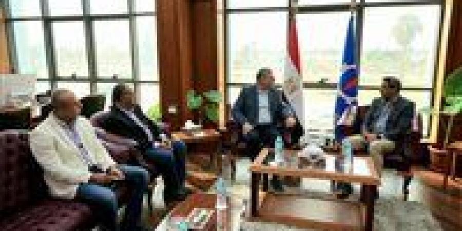 وزير البترول والثروة المعدنية يلتقي محافظ السويس في مستهل زيارته للمحافظة - الكويت الاخباري