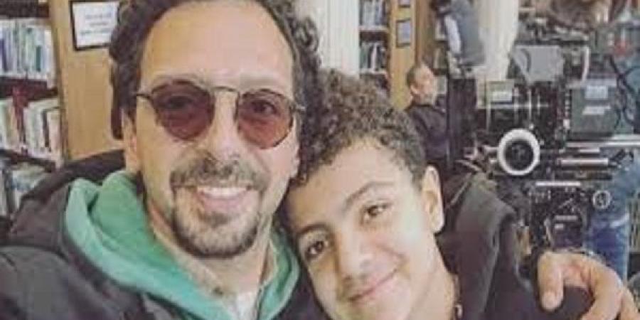 نجل تيمور تيمور يرافق والده في سيارة نقل الموتى - الكويت الاخباري