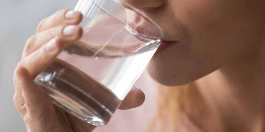 فوائد شرب الماء الدافئ صباحاً - الكويت الاخباري