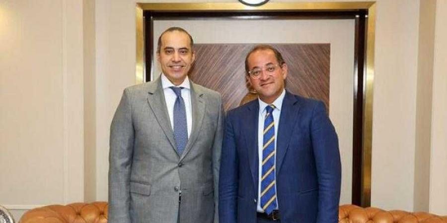 وزير الشئون النيابية والقانونية يلتقي وزير المالية ورئيس جهاز حماية المنافسة ومنع الممارسات الاحتكارية - الكويت الاخباري