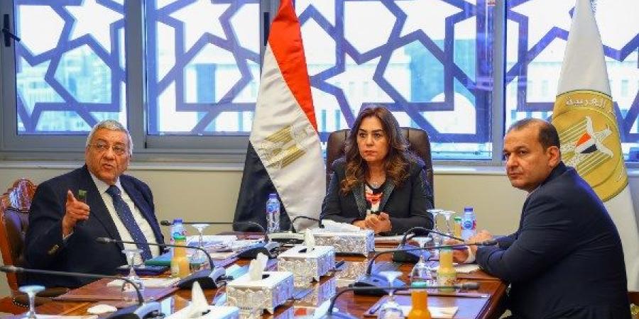 استيكرات تحذيرية على عقار 68 لمنع إلقاء القمامة بمساكن فيروز بورفؤاد - الكويت الاخباري