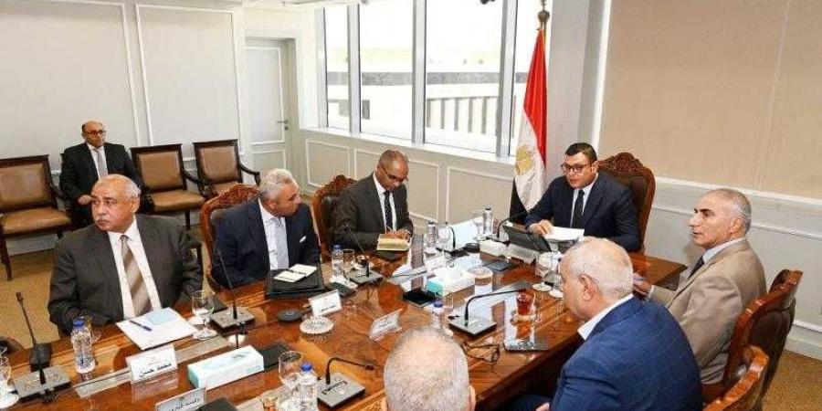وزير الإسكان يعقد اجتماعًا موسعًا مع رؤساء وممثلي الجهات التابعة للوزارة ويصدر حزمة من التوجيهات لتأمين المنشآت - الكويت الاخباري