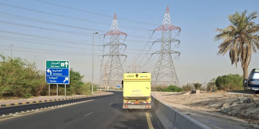 «بلدية الجهراء» تواصل أعمال كنس وتنظيف الطرق السريعة - الكويت الاخباري