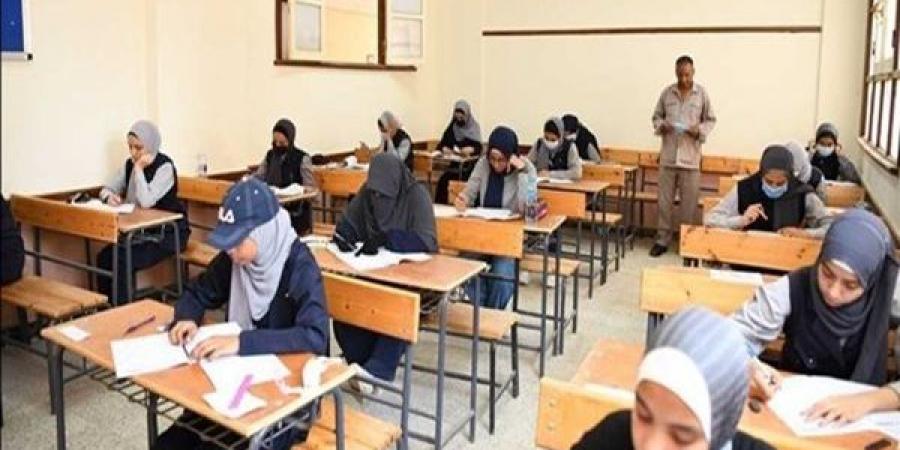 طلاب الثانوية العامة يؤدون اليوم امتحاني الفيزياء والتاريخ #الثانوية_العامة_2025_الدور_الثاني - الكويت الاخباري