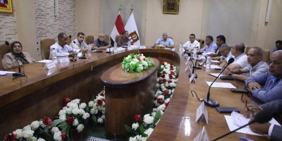 الوادي الجديد.. المحافظ يصدر حزمة توجيهات لدعم التنمية وتعزيز الموارد ويتابع جاهزية مقر بيوت الطلبة - الكويت الاخباري