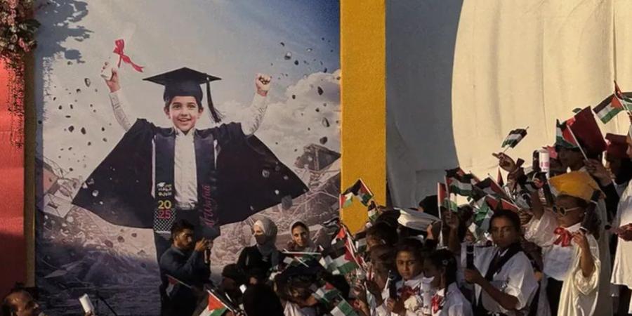 دموع تختلط بابتسامة .. أطفال غزة الأيتام يحتفلون بتخرجهم رغم جراح الحرب "فيديو" - الكويت الاخباري