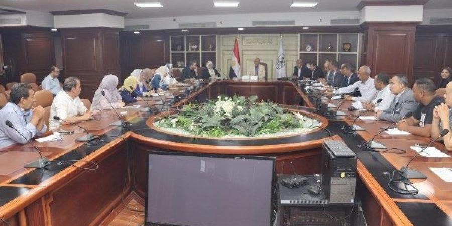 السكرتير العام لبني سويف يجتمع باللجنة التنسيقية لمتابعة سير العمل في ملفات التصالح - الكويت الاخباري