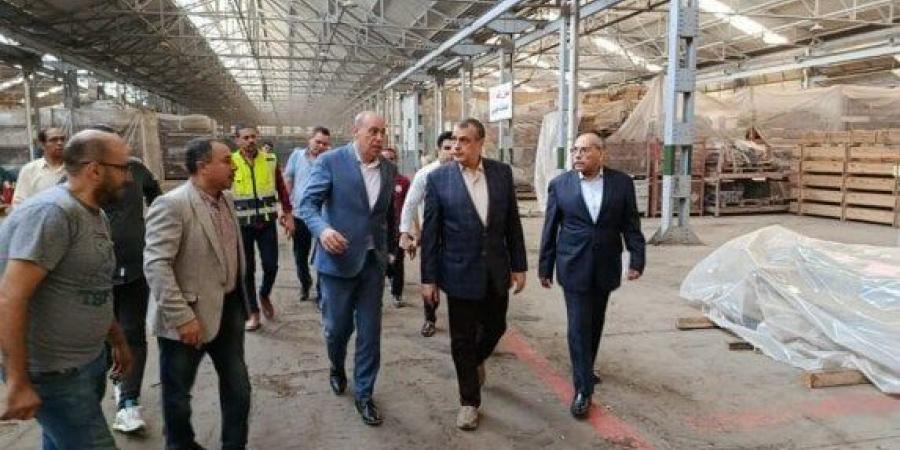 وزير الإنتاج الحربي يتفقد خطوط الذخيرة الحديثة في مصنع 27 |صور - الكويت الاخباري
