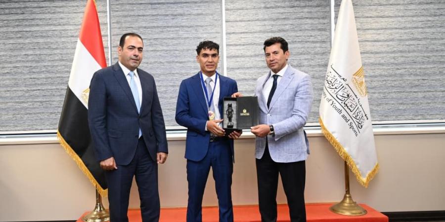 وزير الرياضة يلتقي بطل الكيك بوكس محمد راتب - الكويت الاخباري