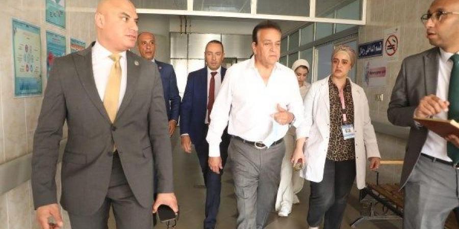 حاملا الأطفال ومستمعاً لشكاوي المرضى .. 14 صورة تلخص جولة مفاجئة لوزير الصحة لعدد من المستشفيات - الكويت الاخباري