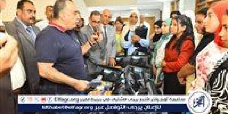 محافظ أسيوط يسلم 27 طالبة شنطة عدة سباكة لطالبات المدارس الثانوية الصناعية - الكويت الاخباري