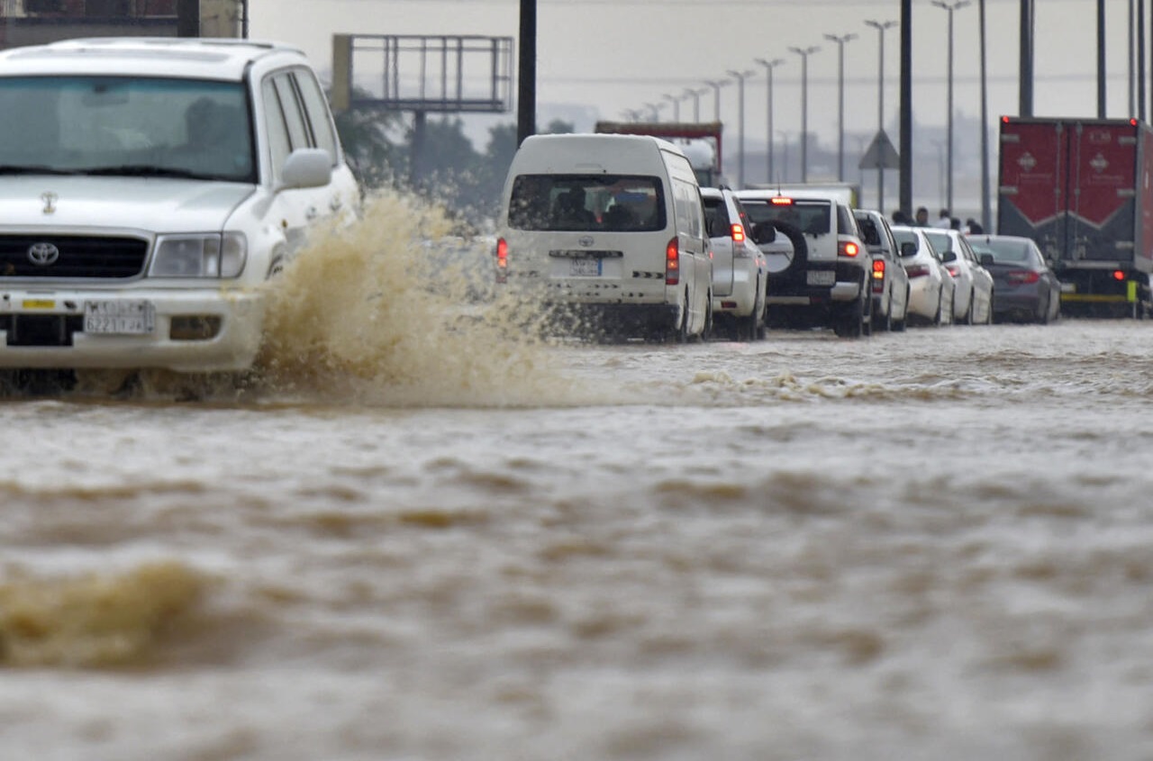 حالة الطقس اليوم وحتى الجمعة.. إبقوا في أماكن آمنة لوجود أمطار غزيرة وسيول لمدة 4 أيام