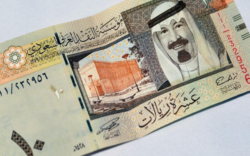 كم سعر الريال السعودي اليوم؟ الريال مقابل الجنيه بين الاستقرار والانحراف